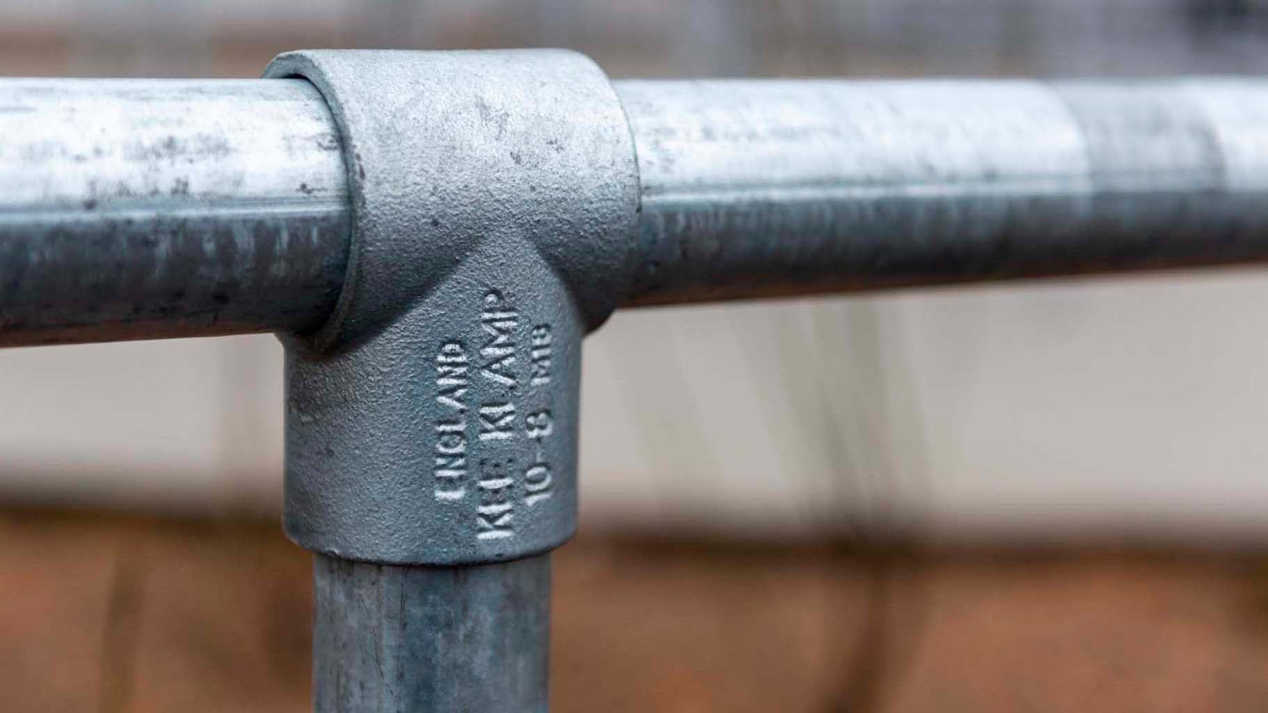 Kee Klamp - rækværk med Kee Klamp fittings og galvaniserede rør