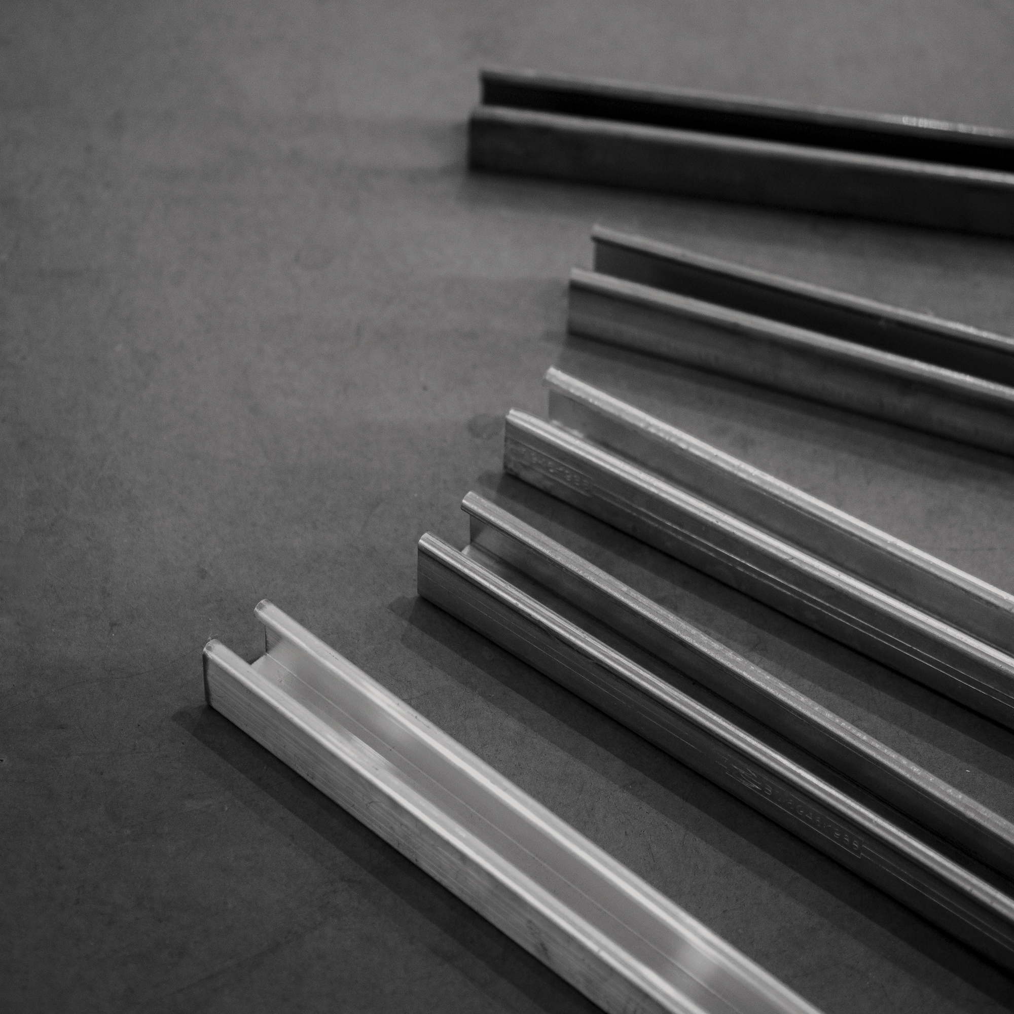 Montageskinner m-u huller | Unistrut profilsystem | Erik Larsen & Søn