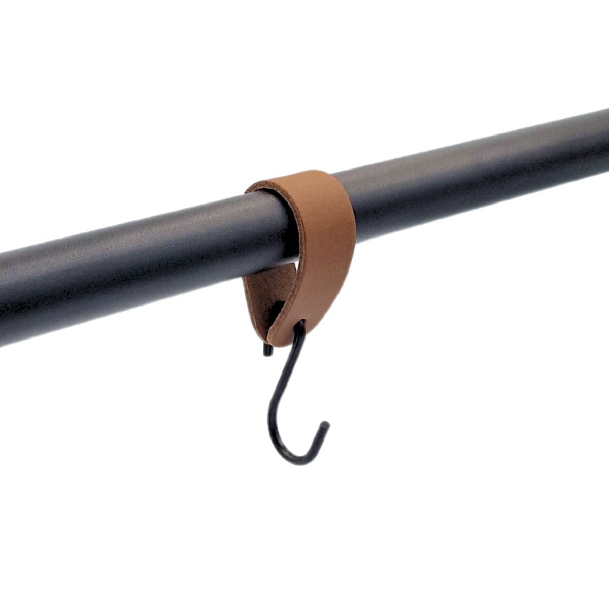 Sort krog med farvet læderstrop - HOOK-1 | Clarrods Black | Indretning | Foto 13