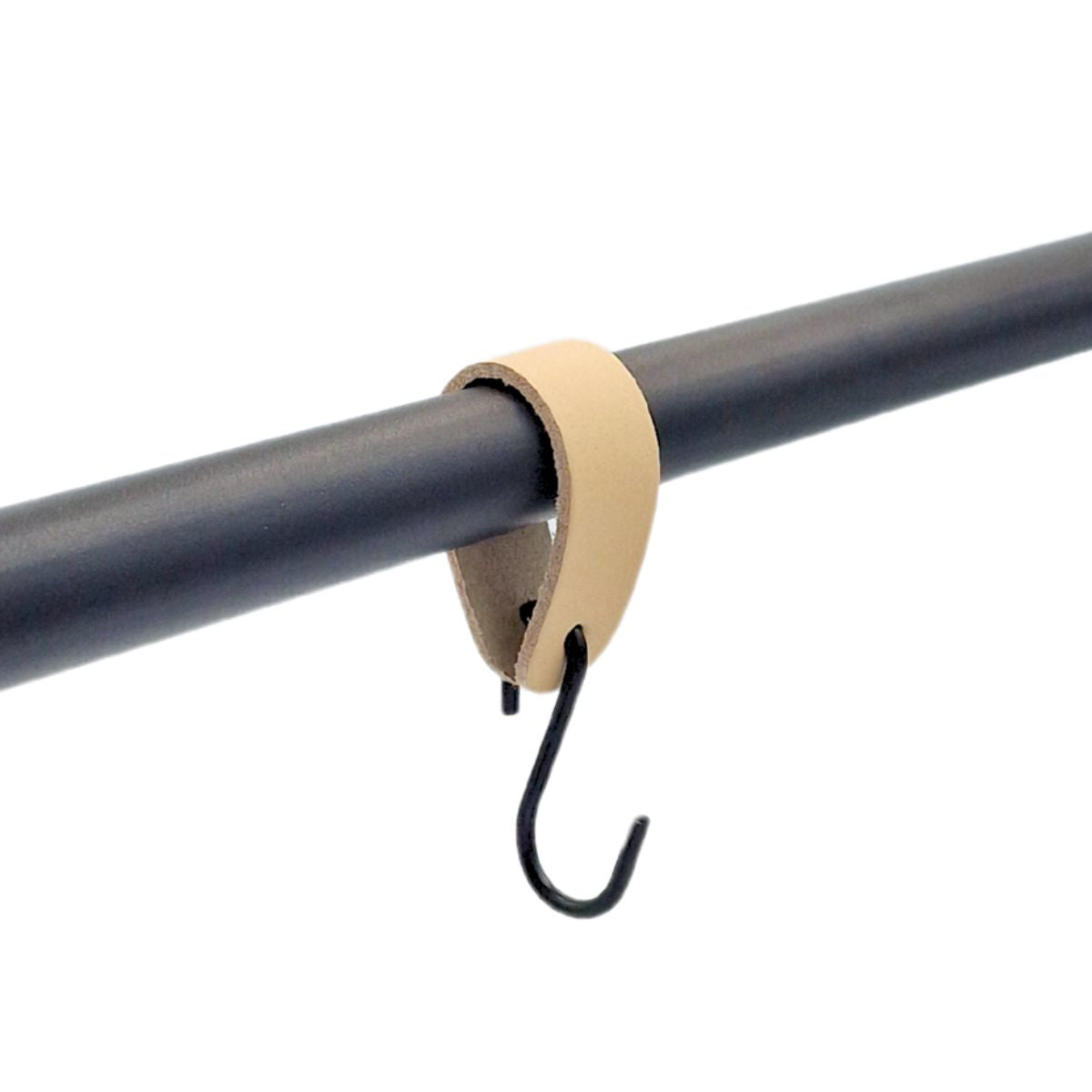 Sort krog med farvet læderstrop - HOOK-1 | Clarrods Black | Indretning | Foto 9