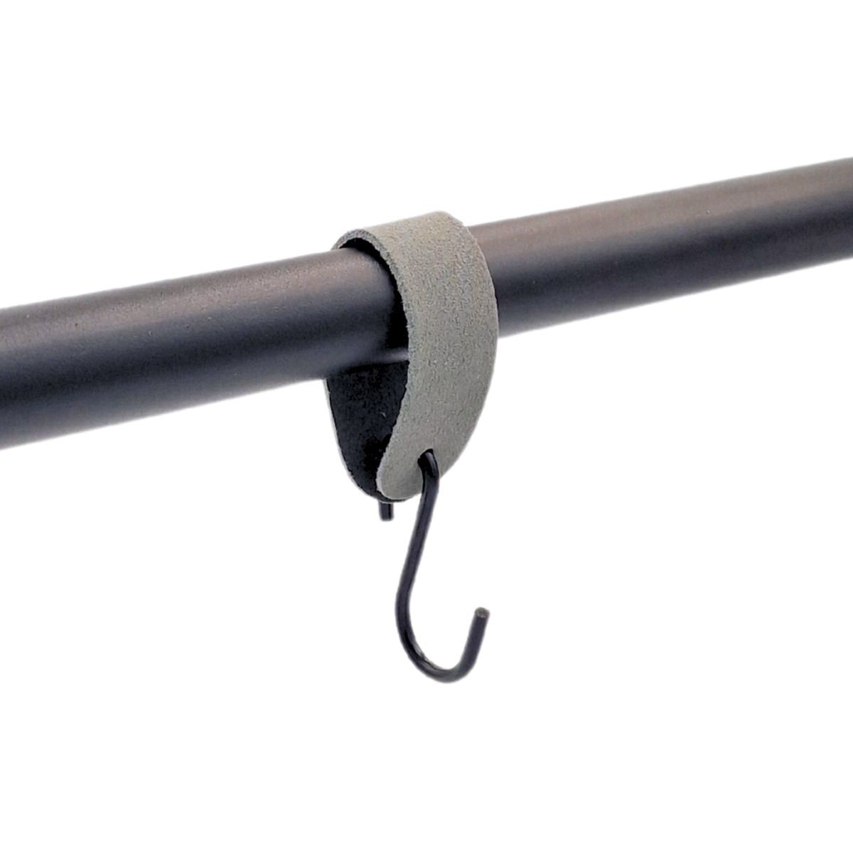 Sort krog med farvet læderstrop - HOOK-1 | Clarrods Black | Indretning | Foto 15