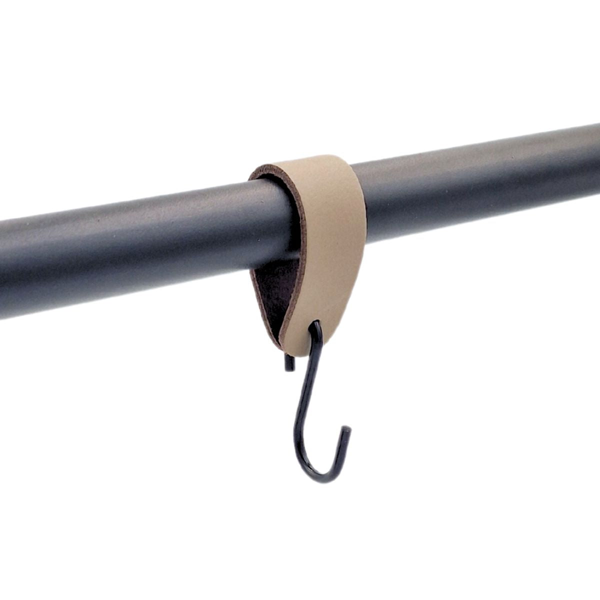 Sort krog med farvet læderstrop - HOOK-1 | Clarrods Black | Indretning | Foto 11