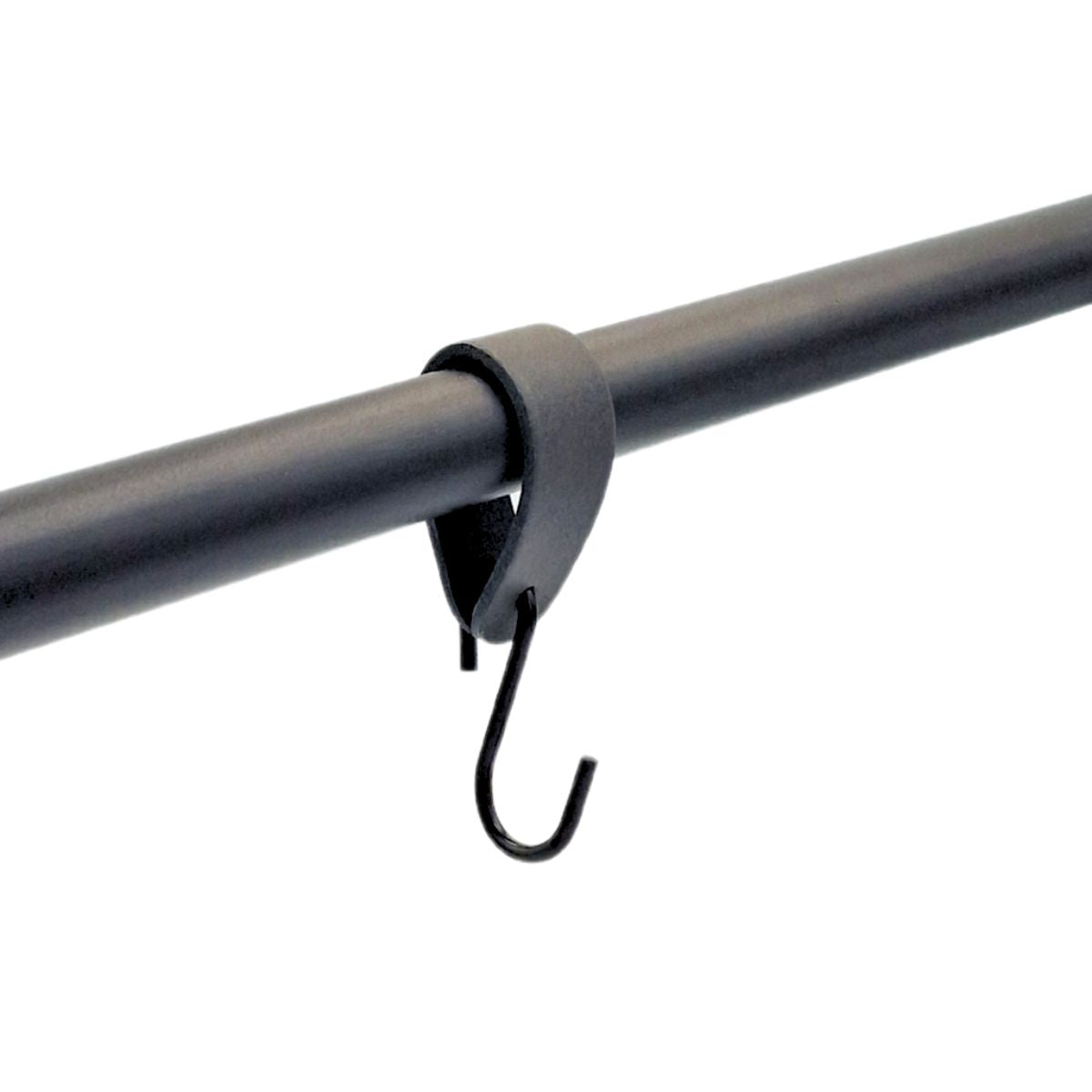 Sort krog med farvet læderstrop - HOOK-1 | Clarrods Black | Indretning | Foto 5