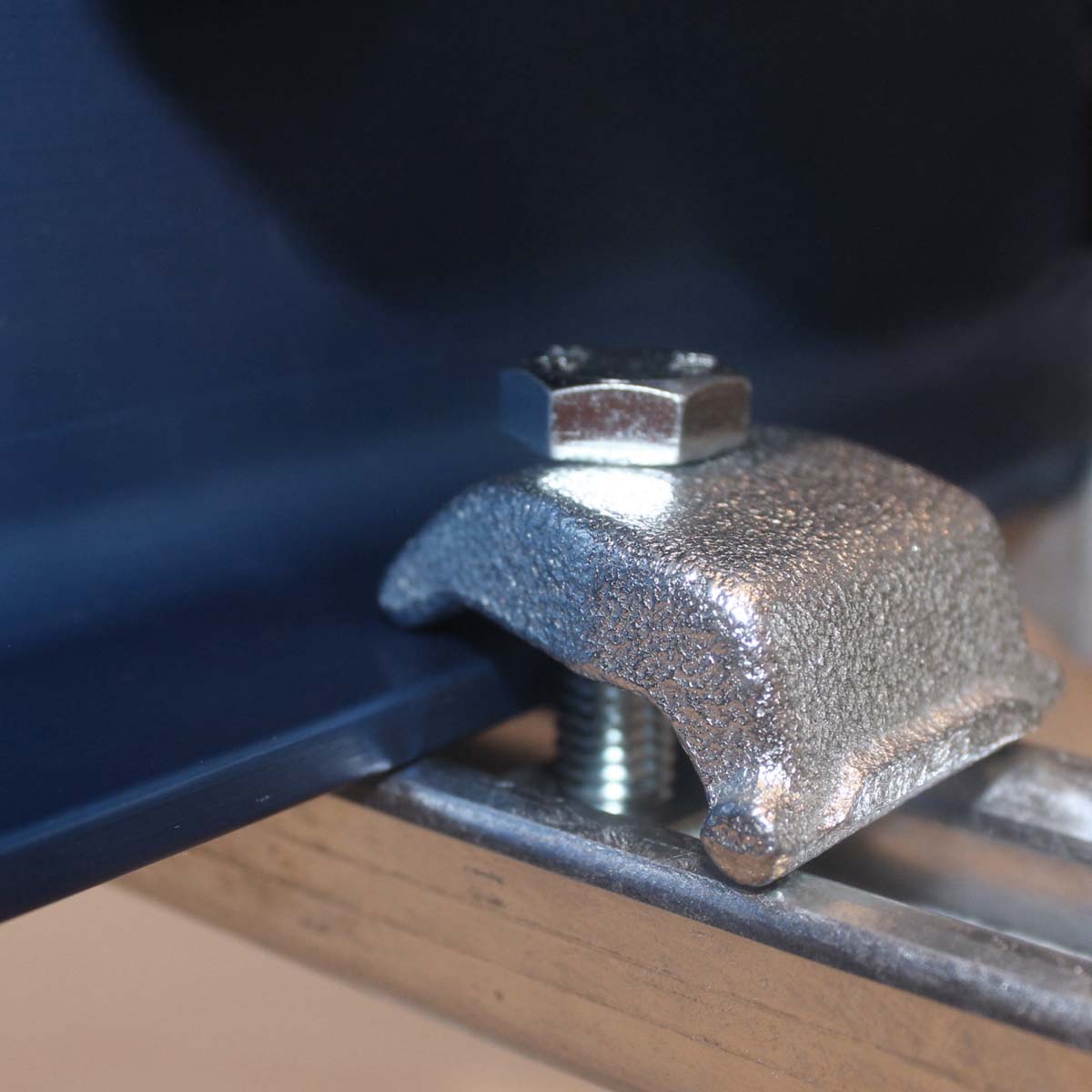 KLM - Selvjusterende bjælkebeslag | Erik Larsen & Søn | Beslag til skinnesystemer | Foto 3