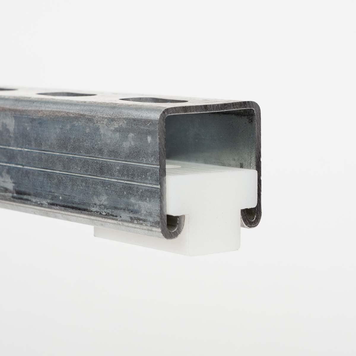 P2752 - Teflonklods til montageskinner | Unistrut | Beslag til skinnesystemer | Foto 1