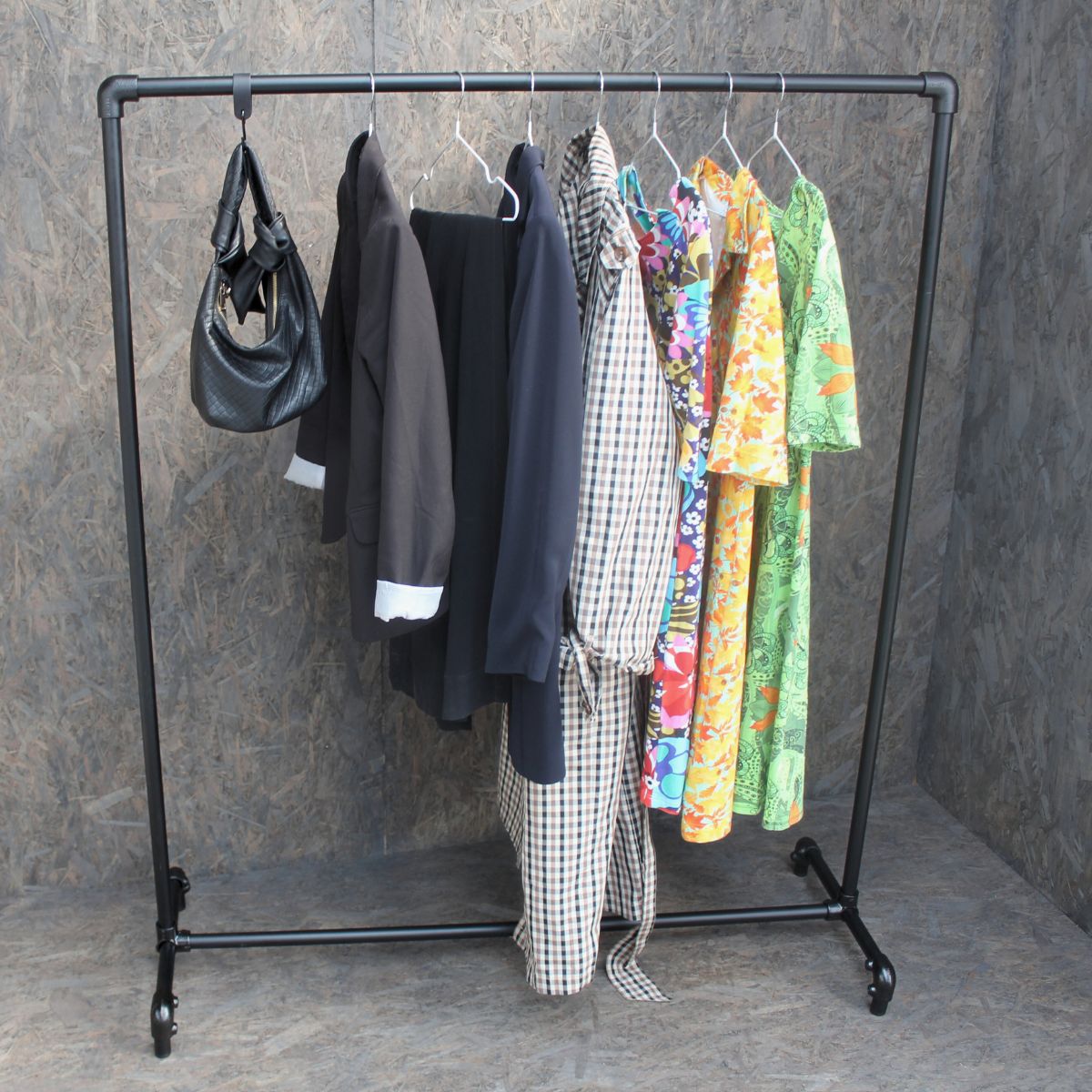 Tøj og accessories på Clarrods no 5 tøjstativ i sort vandrør uden gevind