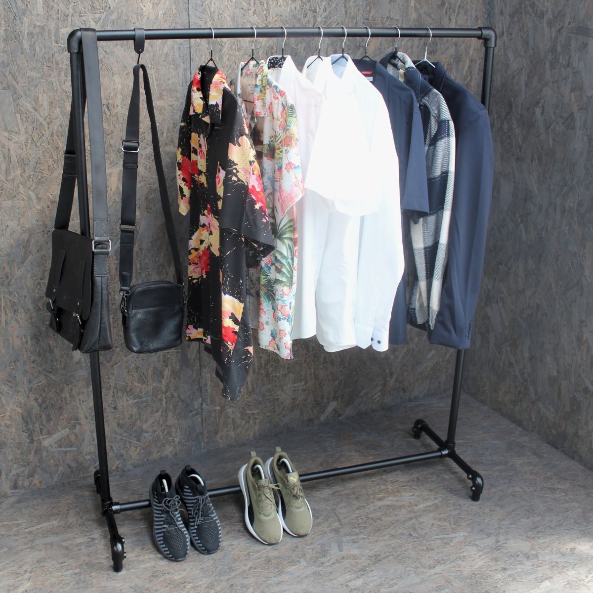 Tøj og accessories på Clarrods no 5 tøjstativ i sort vandrør uden gevind