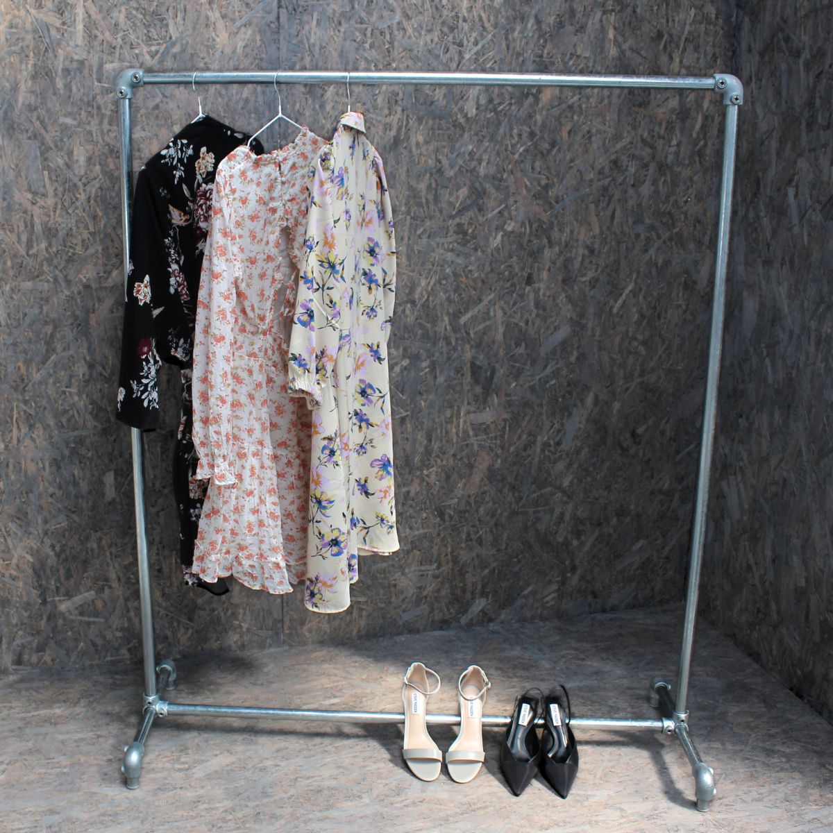 Kjoler på Clarrods no 5 tøjstativ i galvaniseret vandrør uden gevind