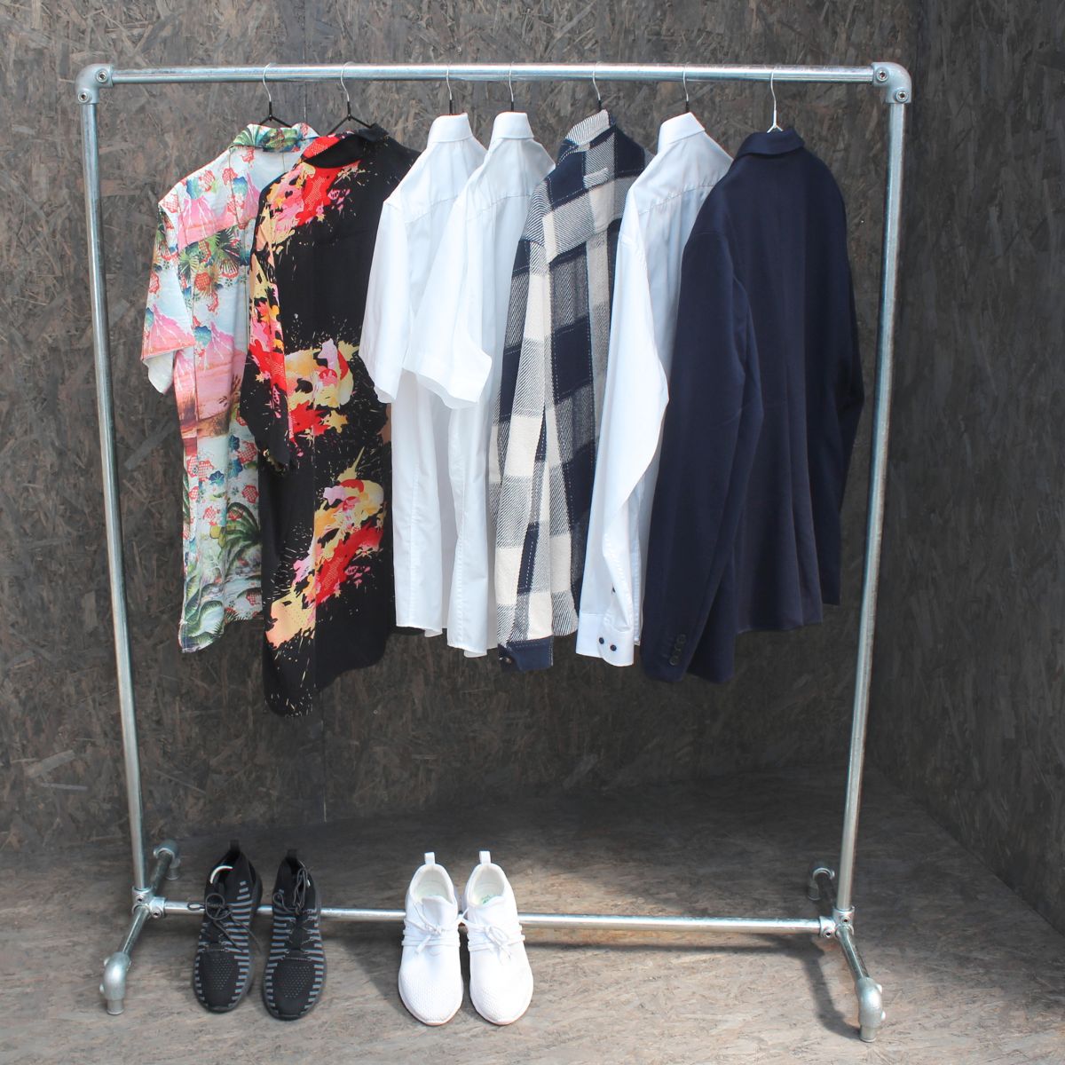 Jakker, skjorter m.m. på Clarrods no 5 tøjstativ i galvaniseret vandrør uden gevind