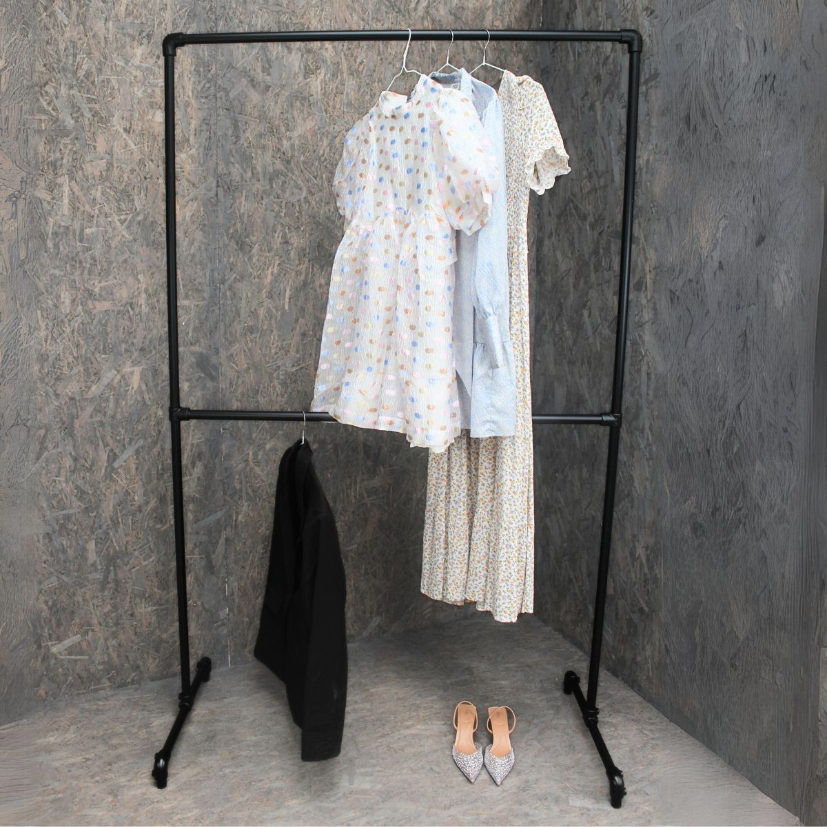 Tøj i 2 lag på Clarrods no 6 tøjstativ med to bøjlestænger i sort vandrør uden gevind