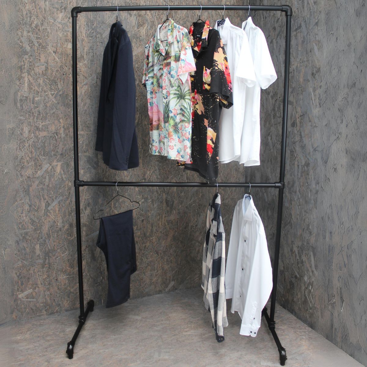 Tøj i 2 lag på Clarrods no 6 tøjstativ med to bøjlestænger i sort vandrør uden gevind