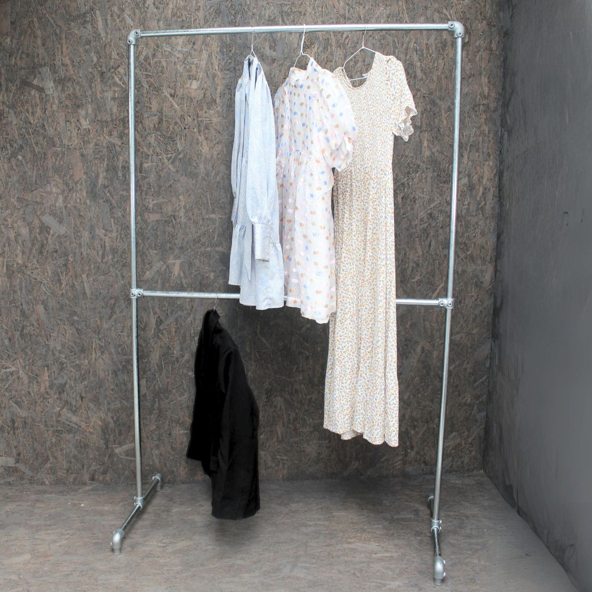 Tøj i 2 lag på Clarrods no 6 tøjstativ med to bøjlestænger i galvaniseret vandrør uden gevind