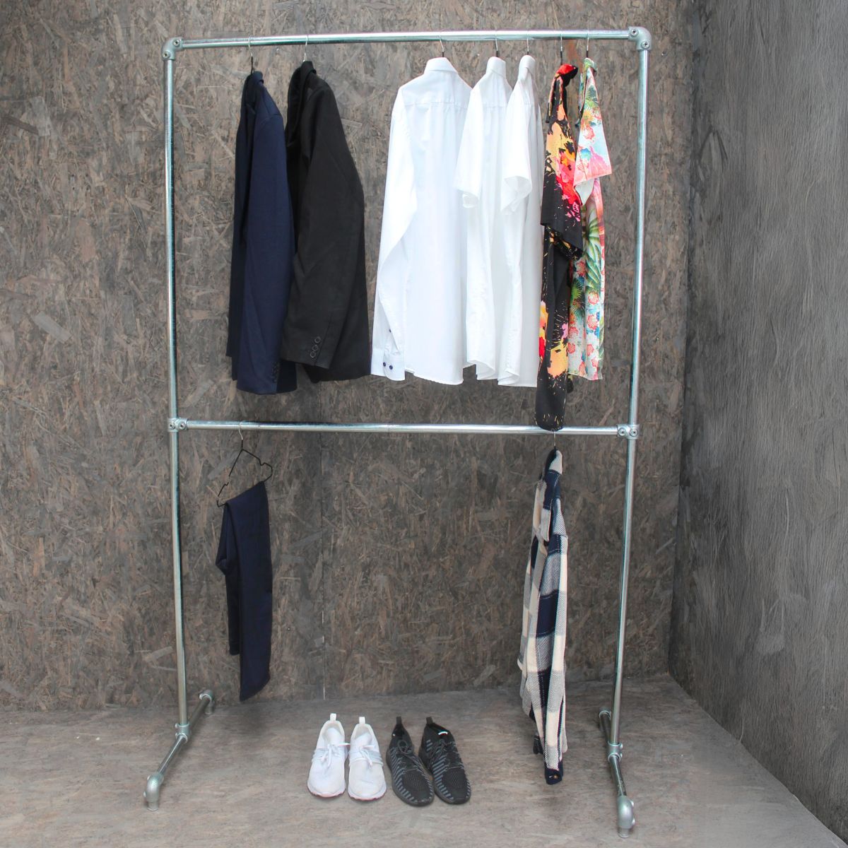 Tøj i 2 lag på Clarrods no 6 tøjstativ med to bøjlestænger i galvaniseret vandrør uden gevind