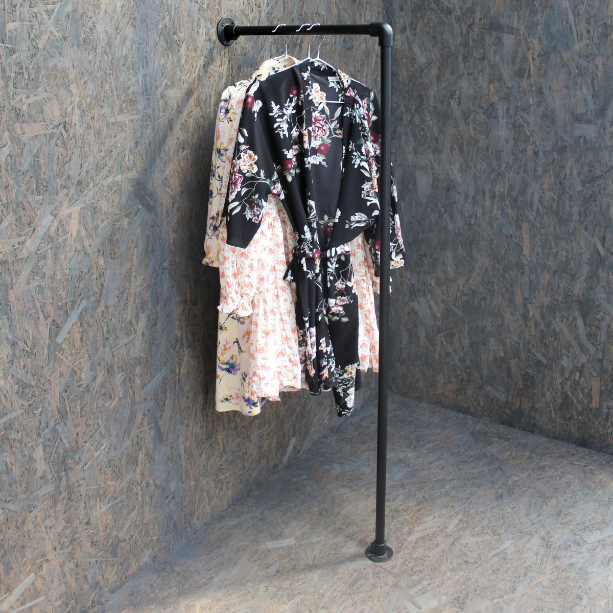 Kjoler ophængt på Clarrods no 4 bøjlestang i sort vandrør uden gevind