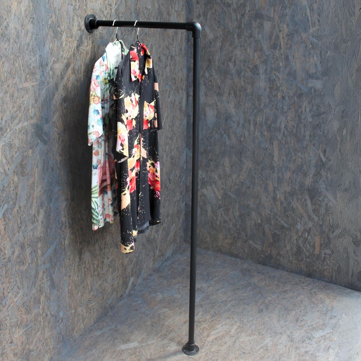 Skjorter ophængt på Clarrods no 4 bøjlestang i sort vandrør uden gevind