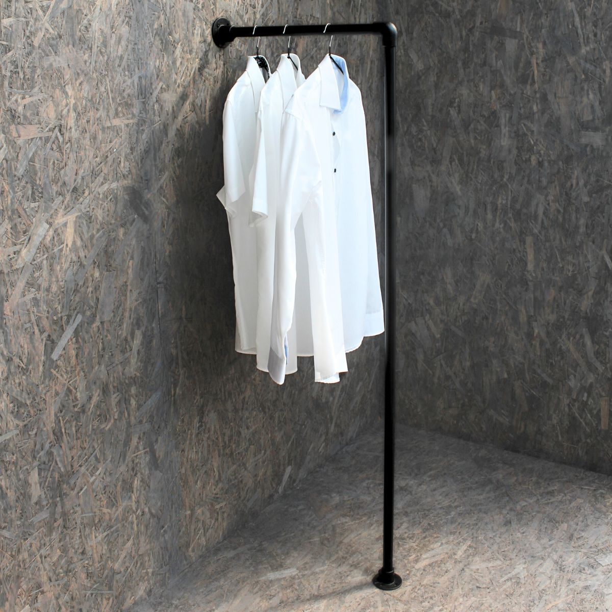 Skjorter ophængt på Clarrods no 4 bøjlestang i sort vandrør uden gevind
