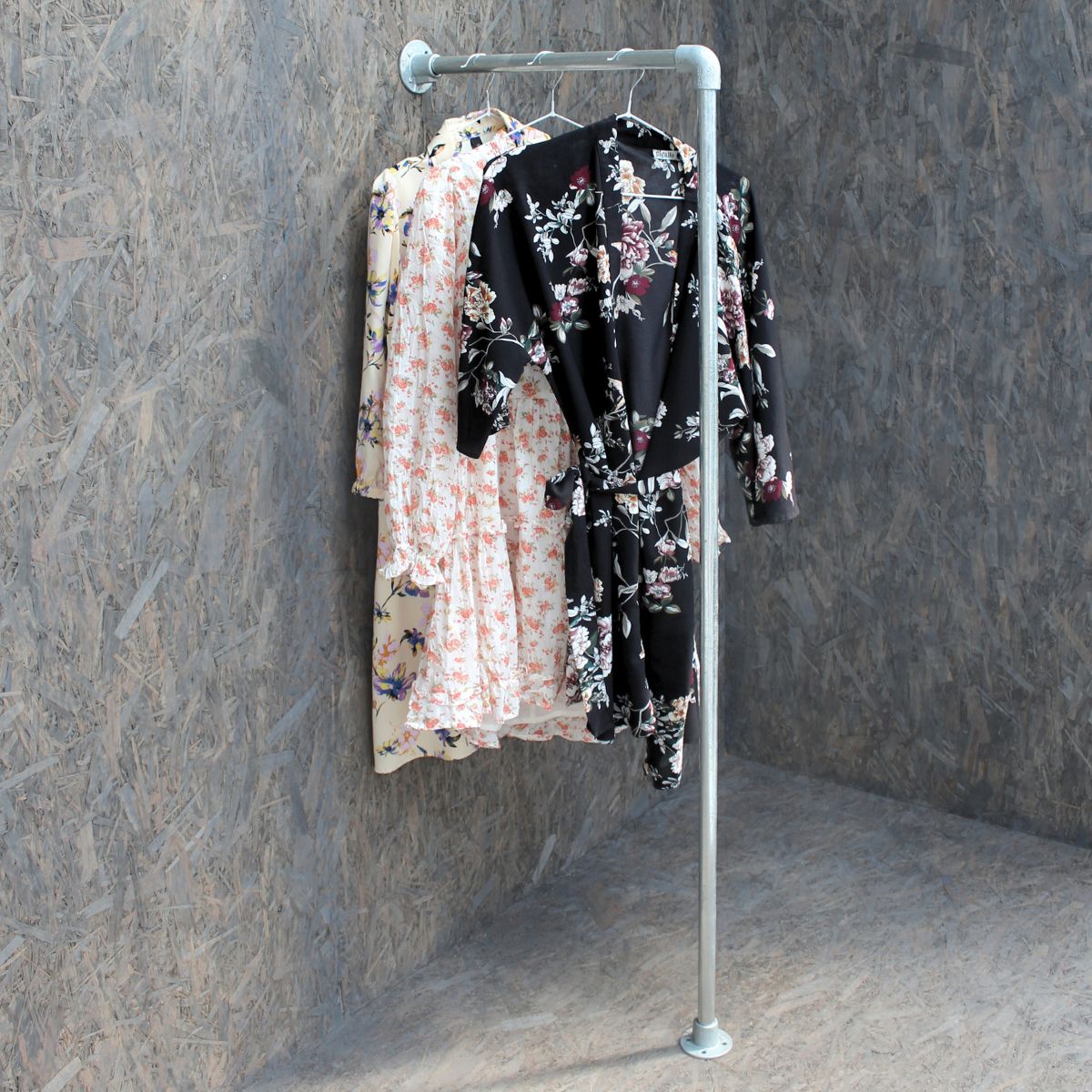 Kjoler ophængt på Clarrods no 4 bøjlestang i galvaniseret vandrør uden gevind