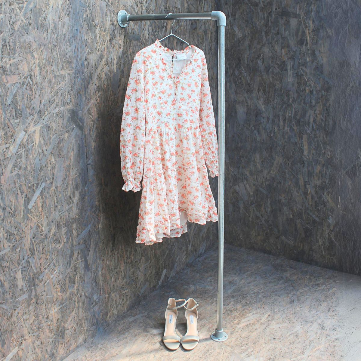 Kjole ophængt på Clarrods no 4 bøjlestang i galvaniseret vandrør uden gevind