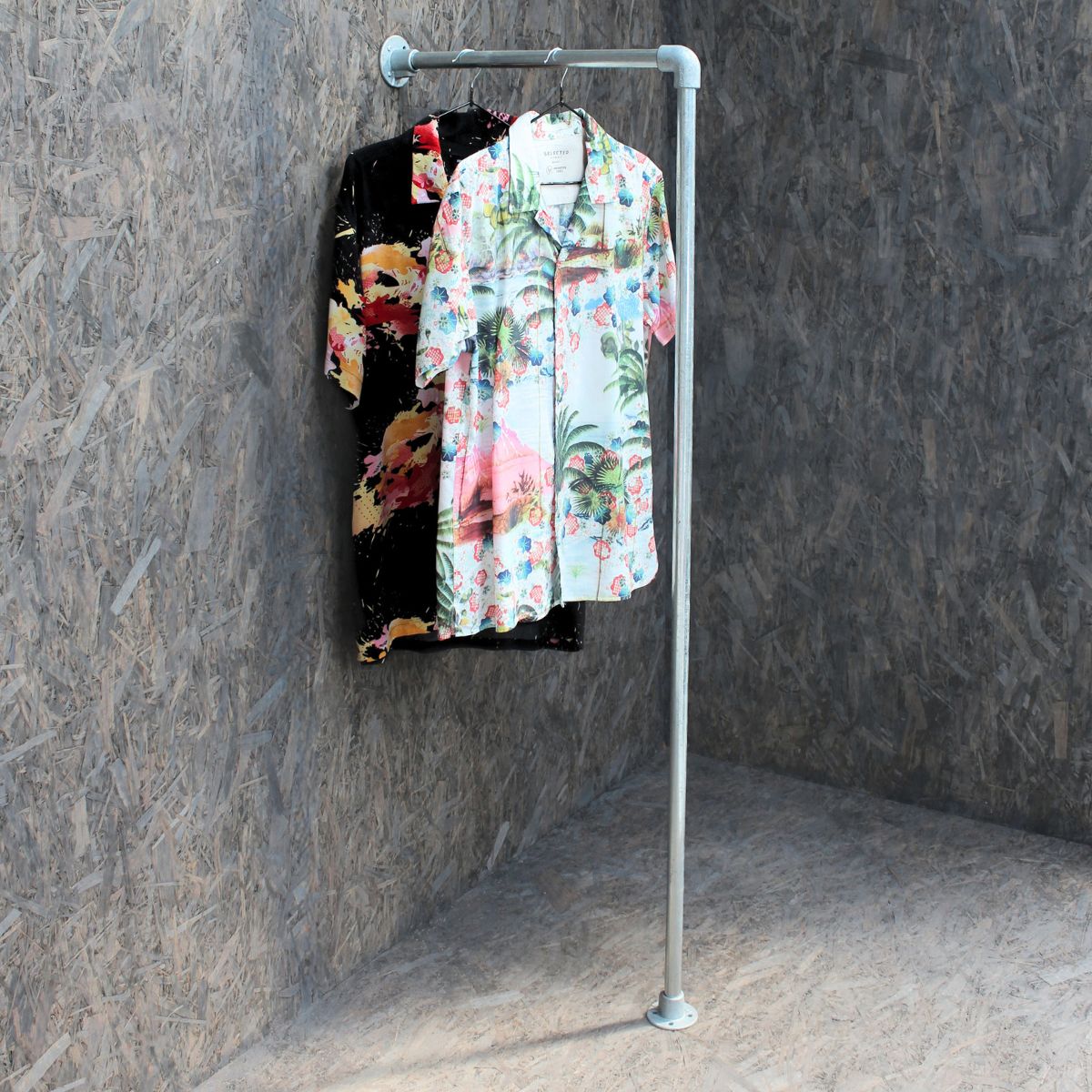 Skjorter ophængt på Clarrods no 4 bøjlestang i galvaniseret vandrør uden gevind