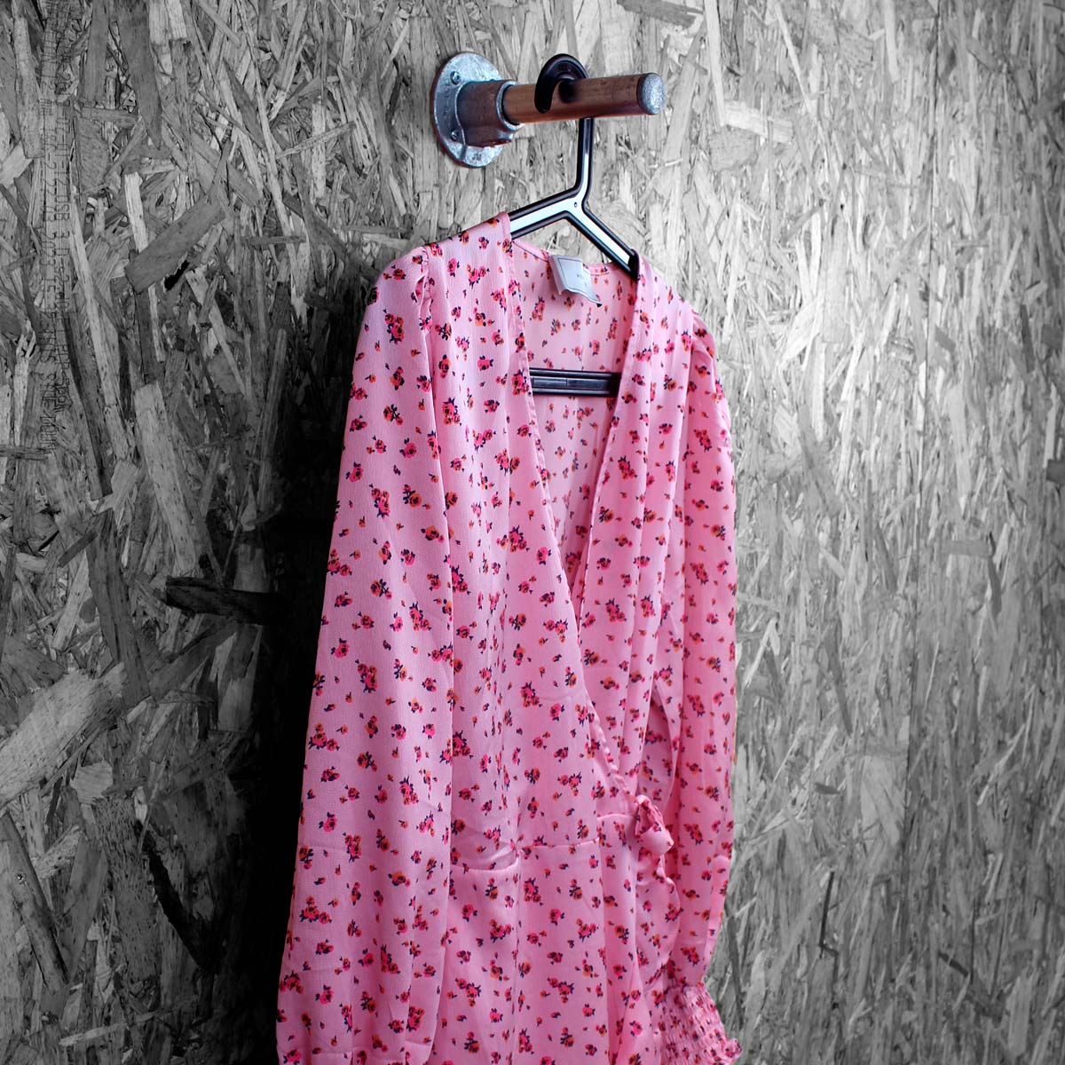 Kjole ophængt på Clarrods no 1 bøjlestang i galvaniseret vandrør uden gevind