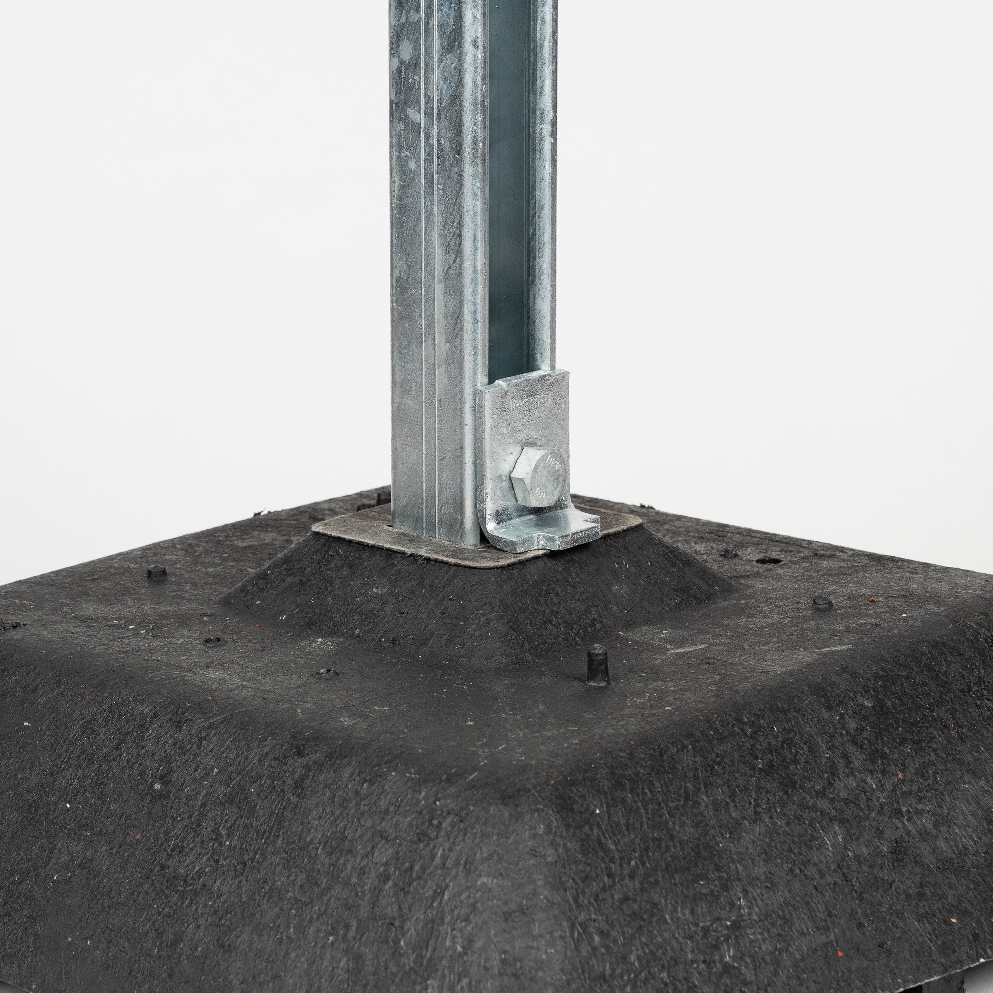 Bjælkebeslag og fast beslag til profilskinne på fod support