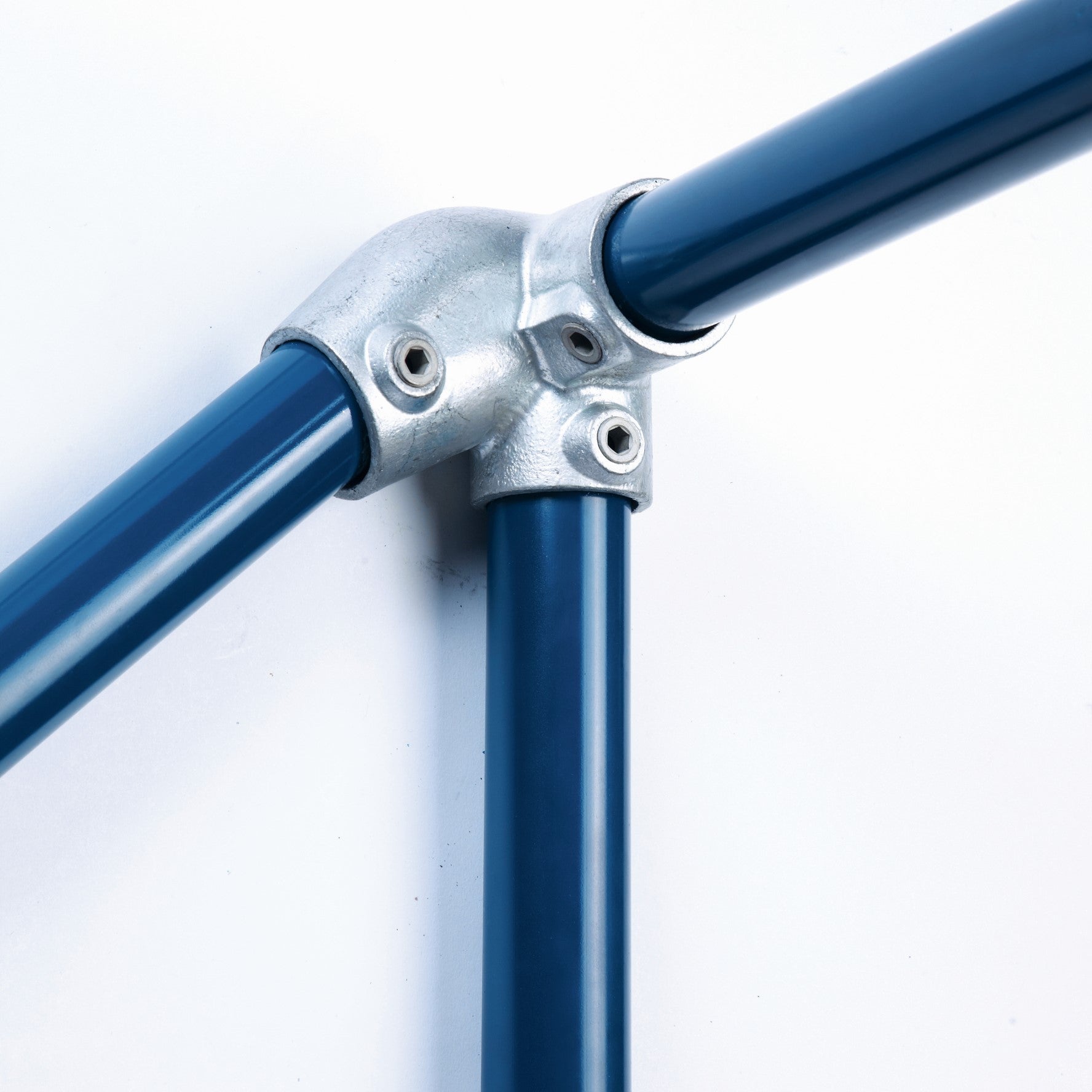 3-vejs hjørne-top m/justerbar ventre bøjning (30°-45°) | galvaniseret rørfitting type 320LH | Kee Klamp | pipe clamps | Erik Larsen & Søn