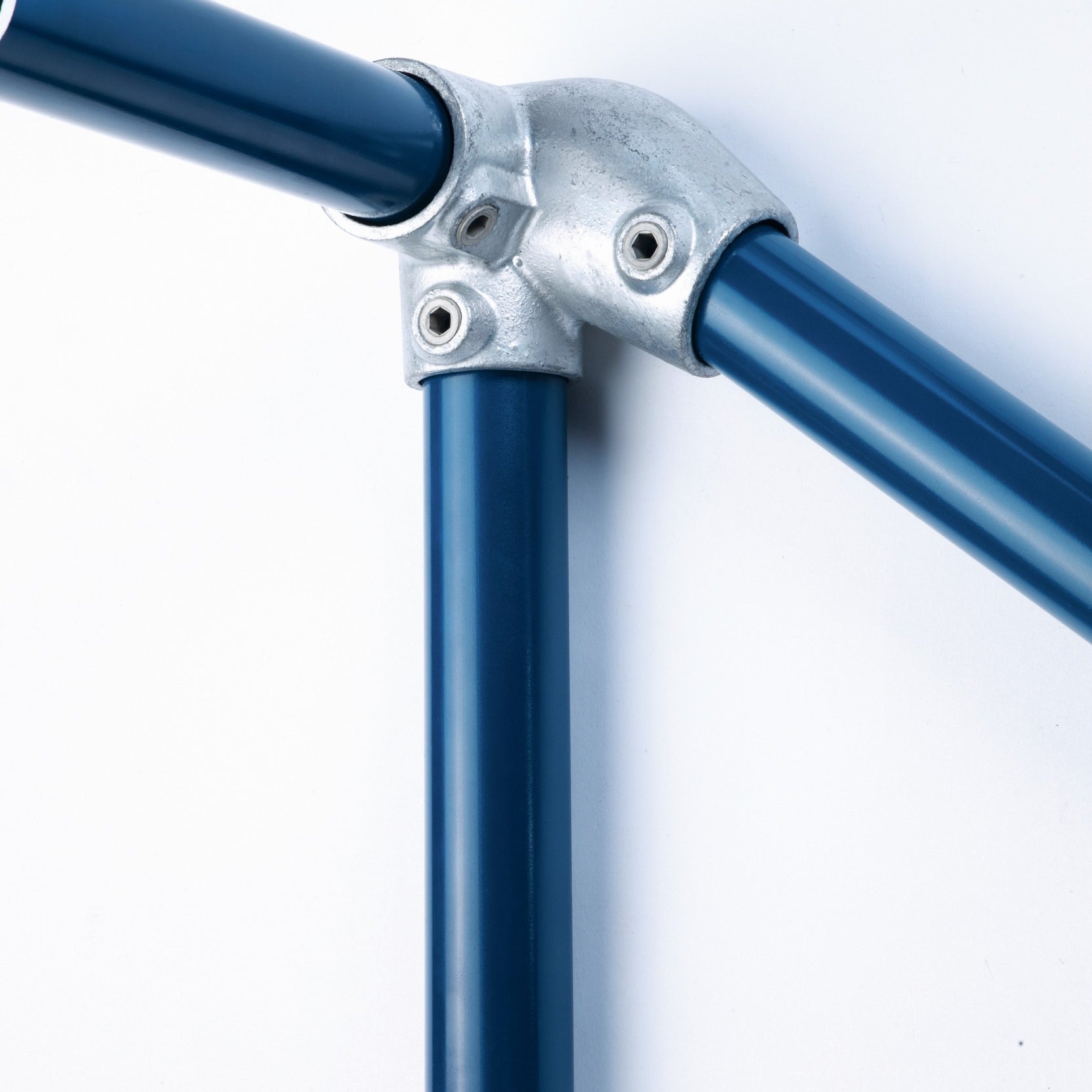 3-vejs hjørne-top m/justerbar højre bøjning (30°-45°) | galvaniseret rørfitting type 320RH | Kee Klamp | pipe clamps | Erik Larsen & Søn