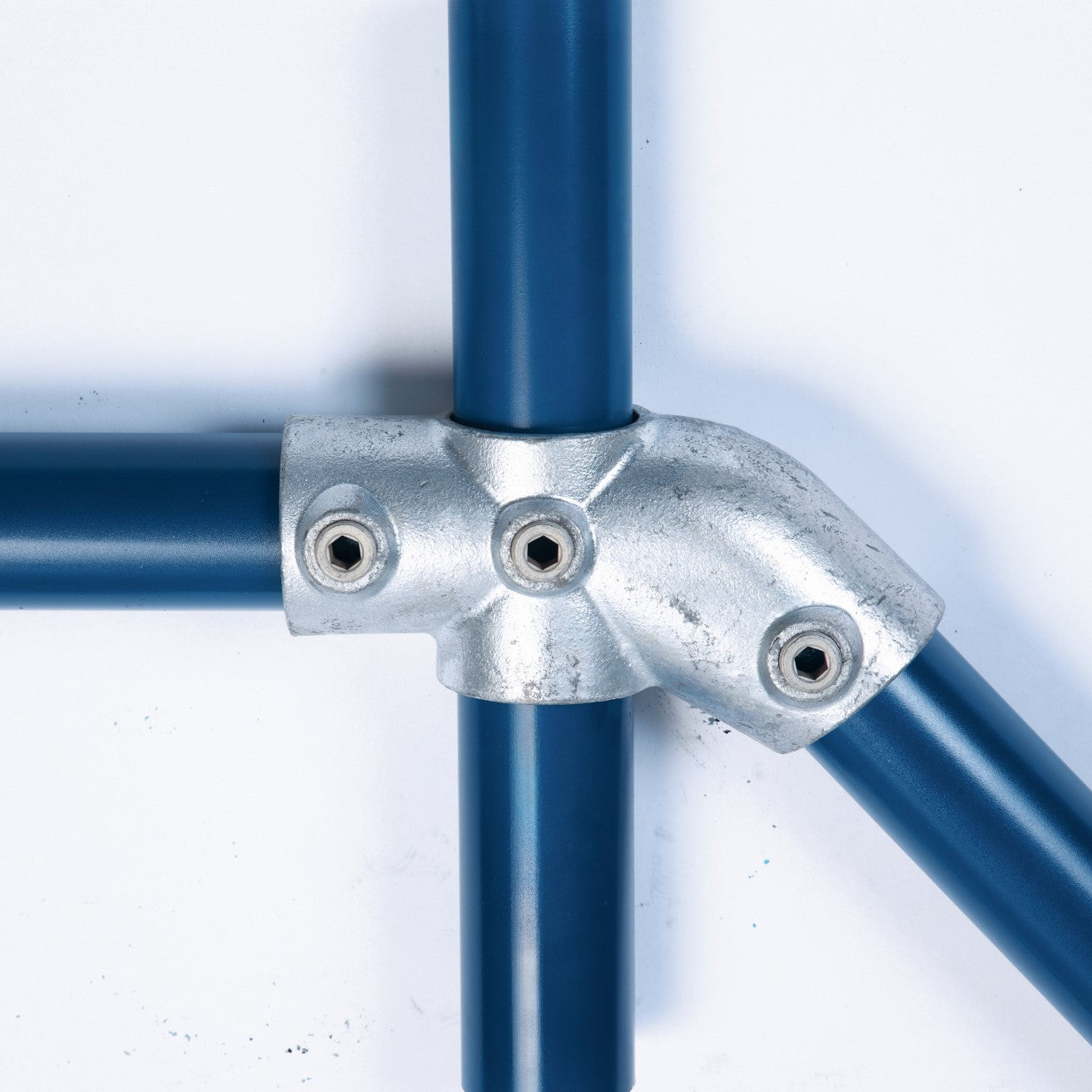 2-vejs kryds m/justerbar bøjning (30°-45°) | galvaniseret rørfitting type 326 | Kee Klamp | pipe clamps | Erik Larsen & Søn