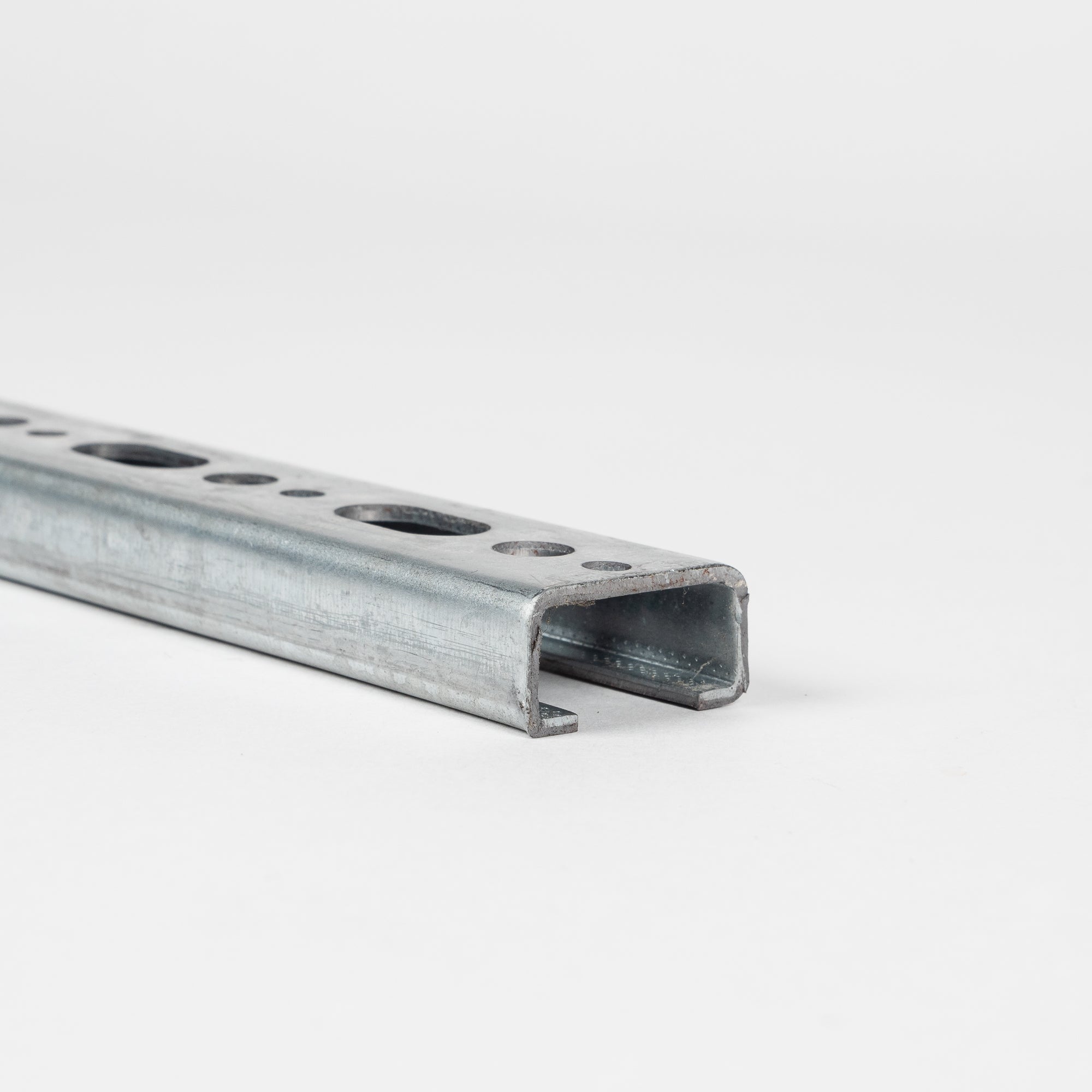 UNI1 Let montageskinne m/huller (30x15x2,0 mm) | Erik Larsen & Søn | Profiler | Foto 4