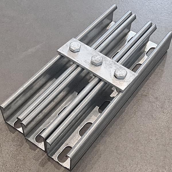 P1066 - Lige planbeslag, 3 huls | Unistrut | Beslag til skinnesystemer | Foto 3