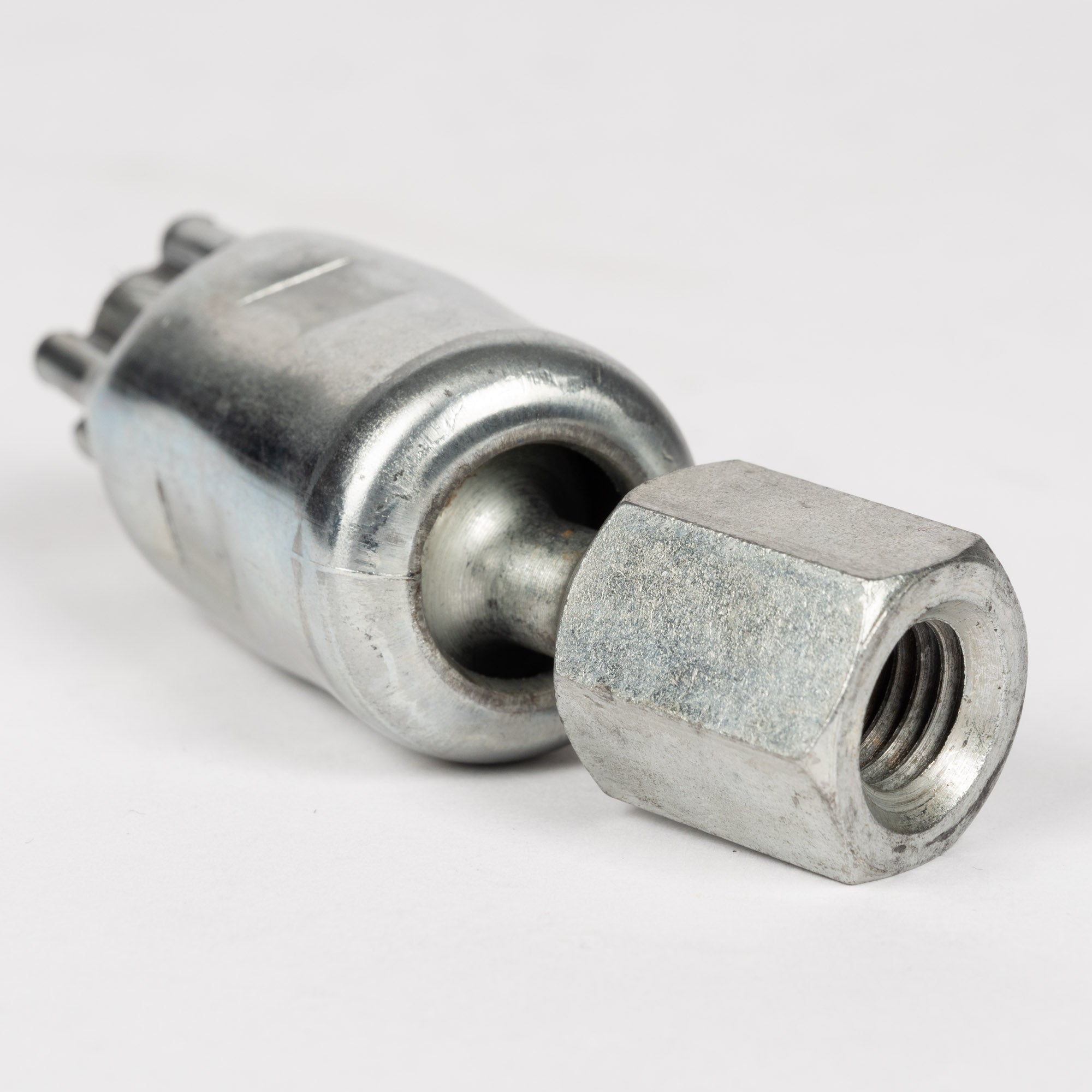 Pendulophæng | Erik Larsen & Søn | Beslag til rørbøjler | Foto 1