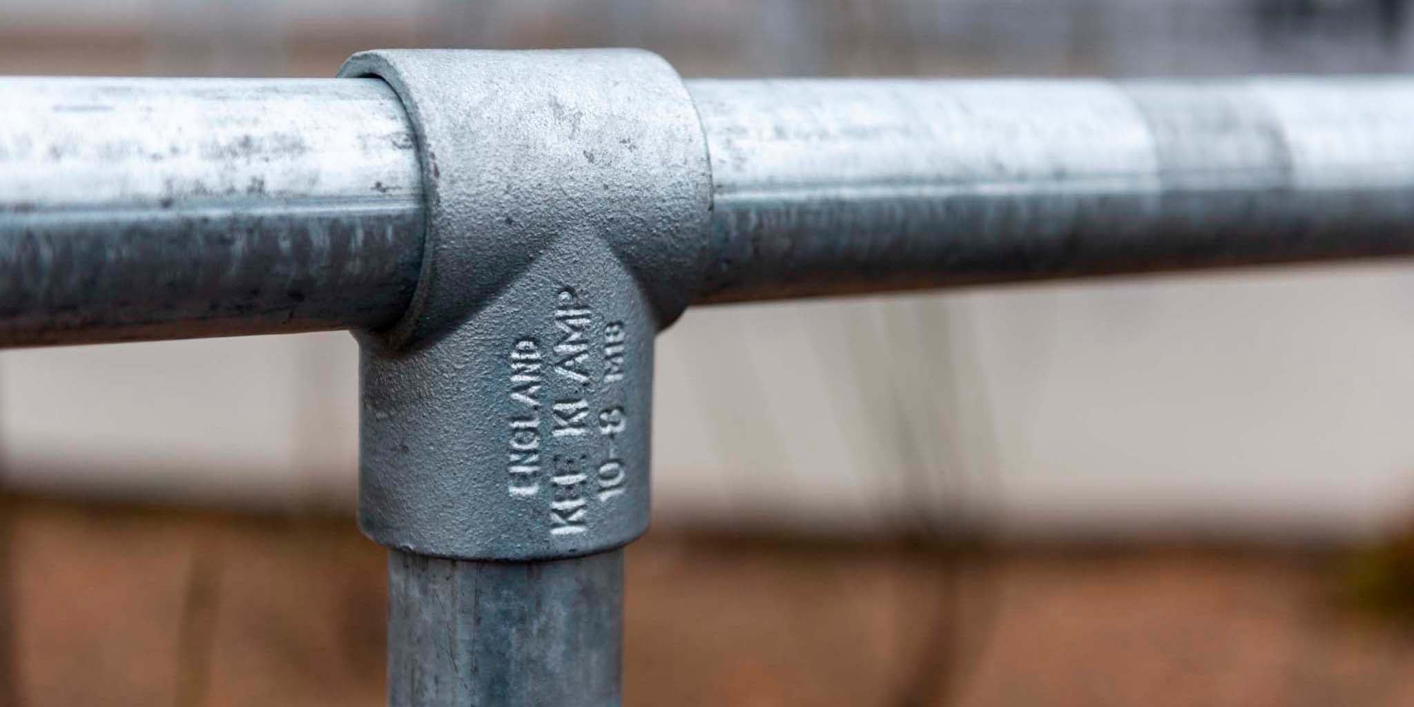 Kee Klamp - rækværk med Kee Klamp fittings og galvaniserede rør