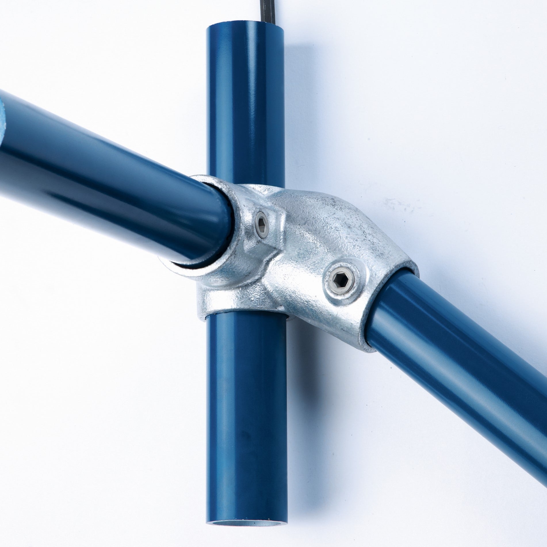 3-vejs hjørne m/justerbar højre bøjning (30°-45°) | galvaniseret rørfitting type 321RH | Kee Klamp | pipe clamps | Erik Larsen & Søn